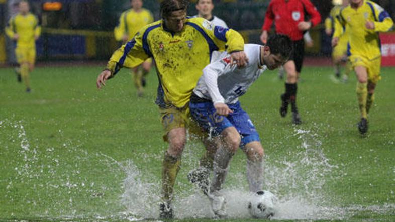 Nogometaši Domžal in Hita Gorice so igrali v nemogočih razmerah.