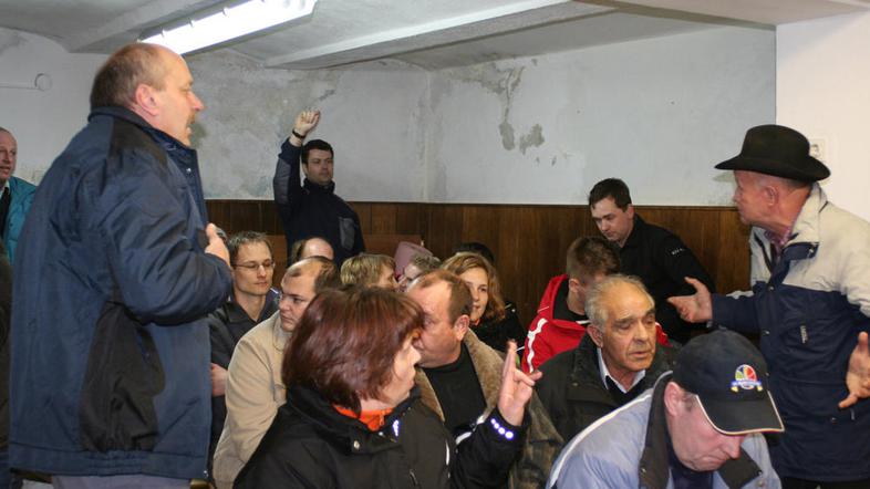 Na srečanju je bilo precej vroče krvi, ker krajani niso enakega mnenja o dogodku