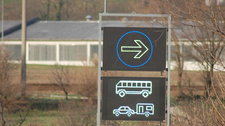 Zaradi burje se na omenjenih odsekih od včeraj izmenjujejo zapore I. in II. stop