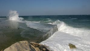 Novoletno kopanje letos prinaša novo popestritev – aktivno vadbo na bosu žogah z