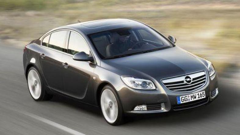 Opel insignia je za pičlo točko prehitela ford fiesto in si nadela laskavi naslo