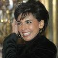 Glamurozna francoska ministrica Rachida Dati se smeje na poti na vladno sejo v E