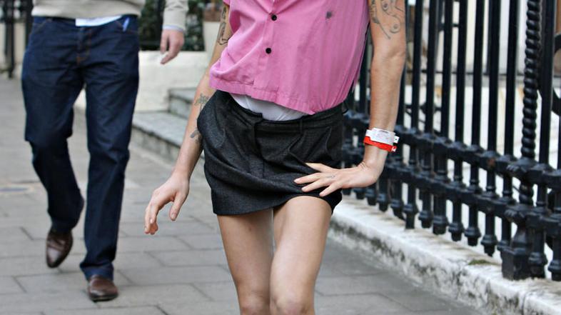 Prijatelji se bojijo, da so plastične operacije obsedle Amy. (Foto: Flynet/JLP)