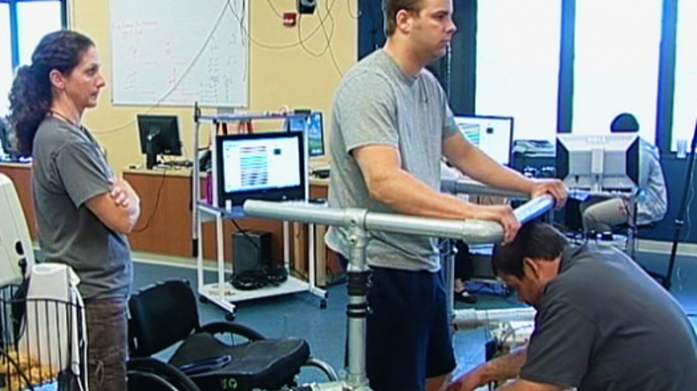 Rob lahko ob ustrezni stimulaciji samostojno premika prste na nogah, kolke, kole