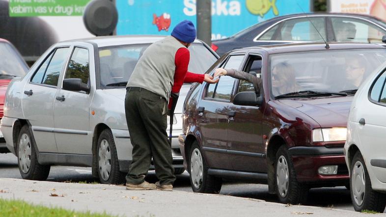 Prepovedano je beračenje na vsiljiv ali žaljiv način, osebo, ki to počne, pa se 