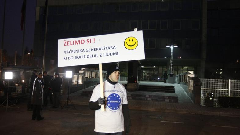 Protest treh vojakov pred ministrstvom za obrambo