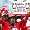 Rdeča barva je preplavila Bangkok. Oblasti zaenkrat proteste dovoljujejo, a so p
