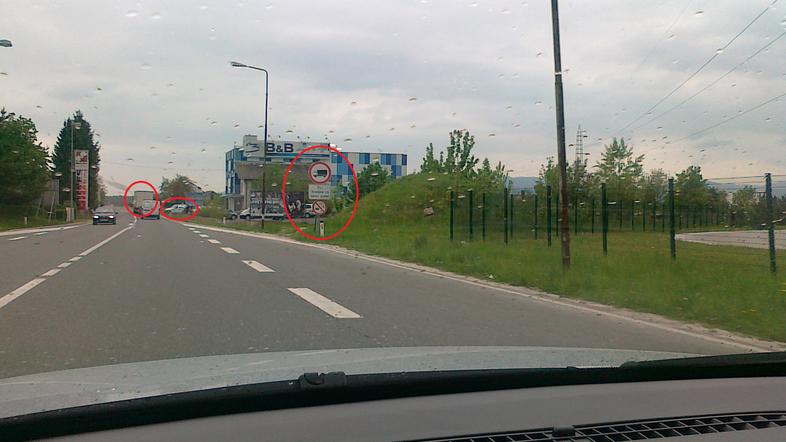 Tovorna vozila kljub prepovedi vozijo po stari magistralni cesti od Kranja proti