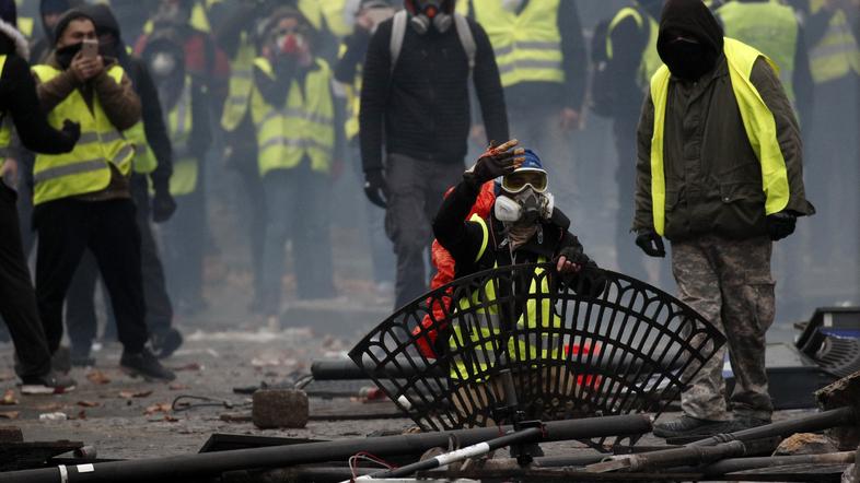 Protesti v Parizu proti dvigu cen goriva