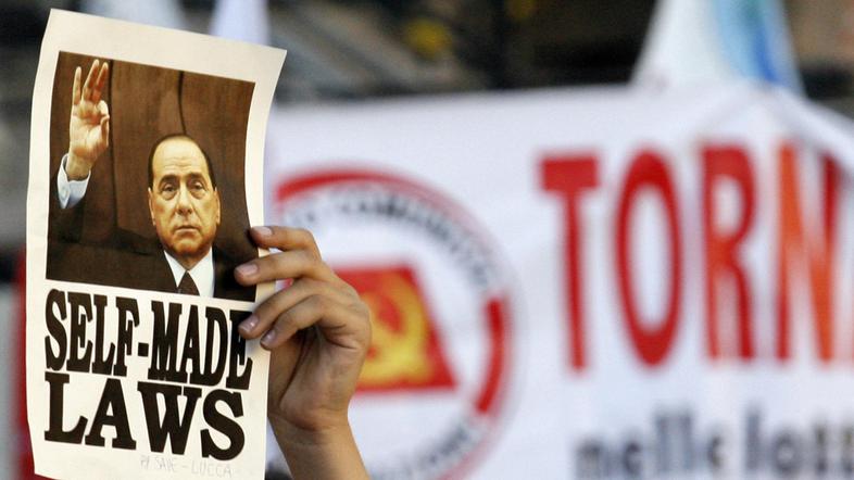 Z novimi zakoni se po mnenju protestnikov Berlusconi poskuša zaščititi pred soje