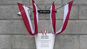 avstrijske zastave na stavbi parlamenta na Dunaju