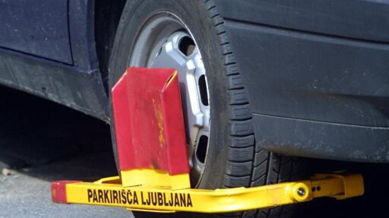 Predlagana višina za priklenitev lisic je 50 evrov, ob nedeljah in ponoči pa 100