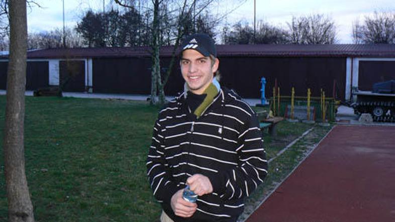 To je Matej Rapnik, član škotskega Hertsa, ki s svojimi vragolijami navdušuje v 