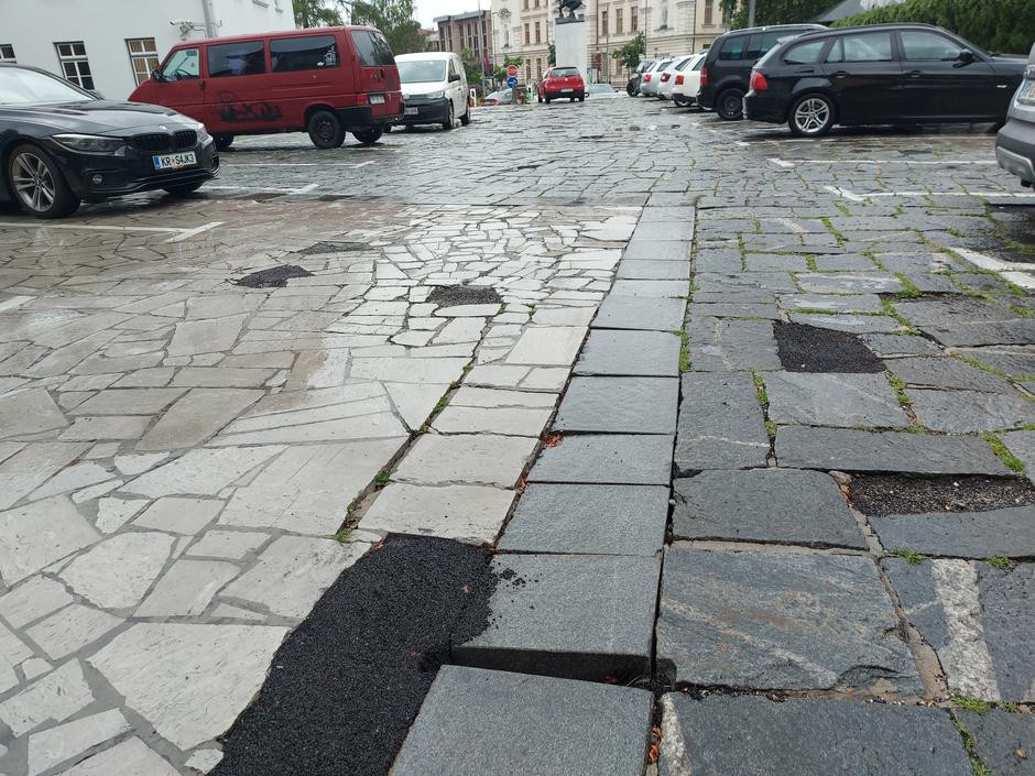 Ploščad pred občinsko stavbo, Kranj, Edvard Ravnikar | Avtor: M. Ha.