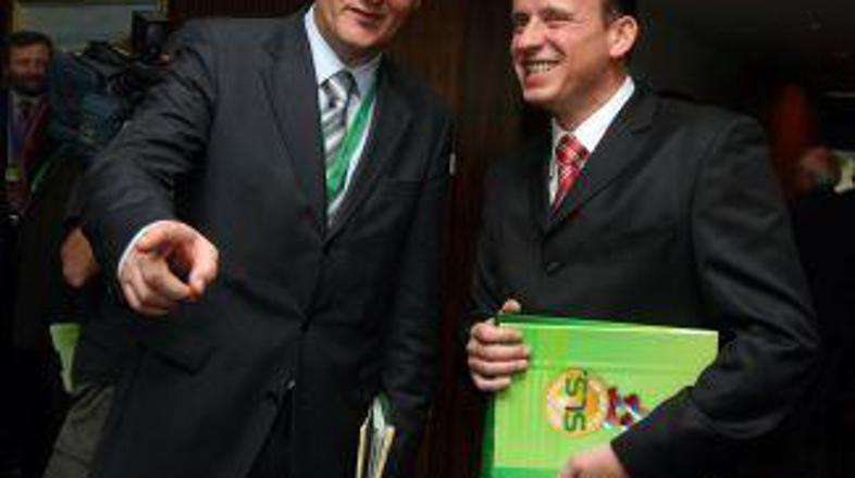 Janša Podobnika (na sliki levo) še ne namerava odstaviti. V odzivu na besede Boj