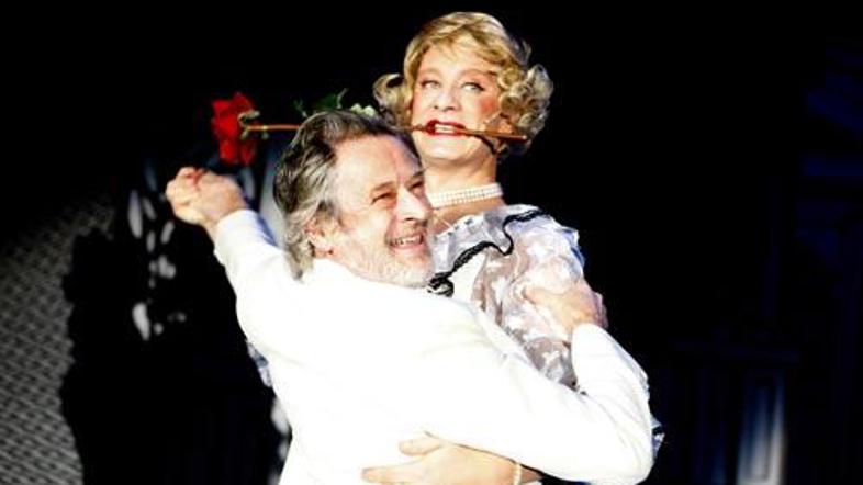 Uroš Smolej, ki v predstavi Sugar – Nekateri so za vroče igra Daphne (na sliki d