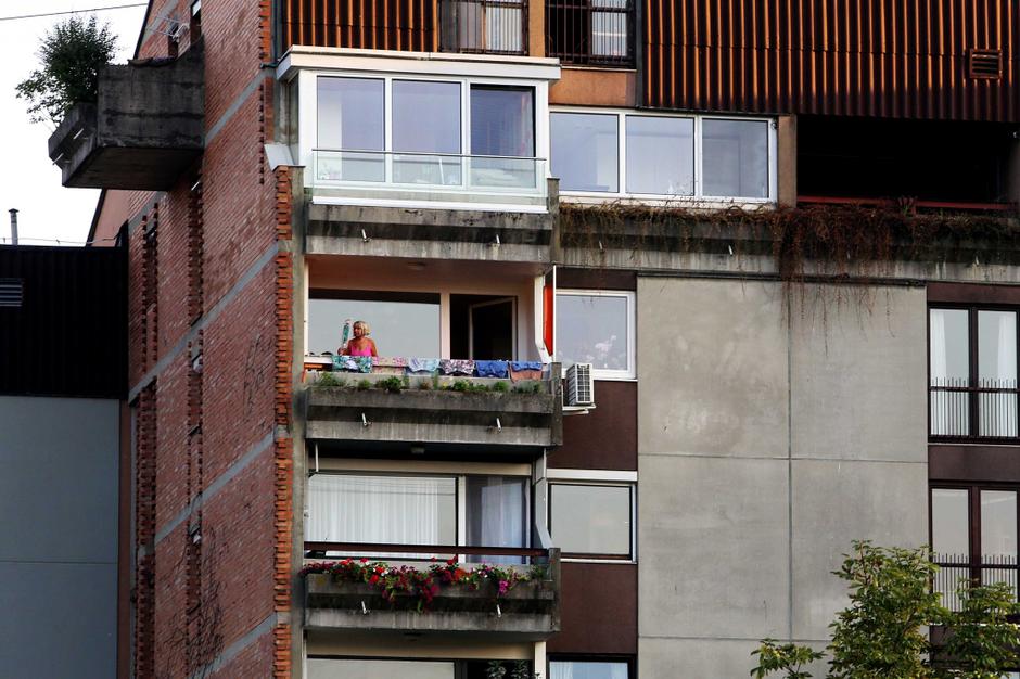 Slovenija 22.08.2013 zasteklen balkon, stanovanja, zasteklitev, blok, zgradba, s | Avtor: Saša Despot