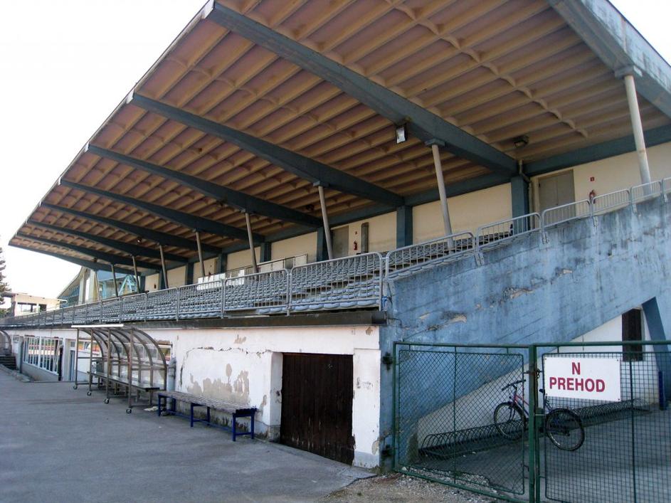 Dotrajana tribuna na kranjskem stadionu.