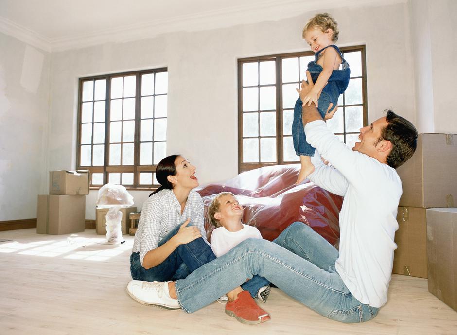 Srečna družina z otroci v novem domu | Avtor: Profimedia