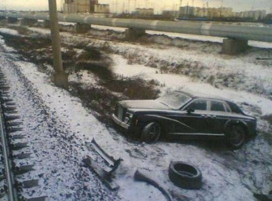 Fotografija prikazuje zavrženi luksuzni rolls-royce prekrit s snegom, ki mu druž