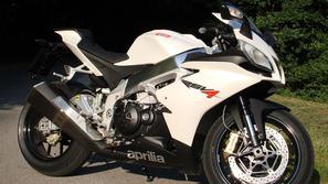 RSV4R boste vzljubili na prvi pogled ali pa ga ne boste hoteli več pogledati. Ta