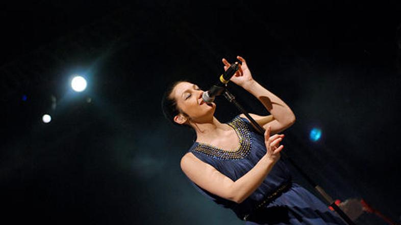 Francoska pevka Manda z občinstvom kaj več od zahval ni komunicirala, je bila pa