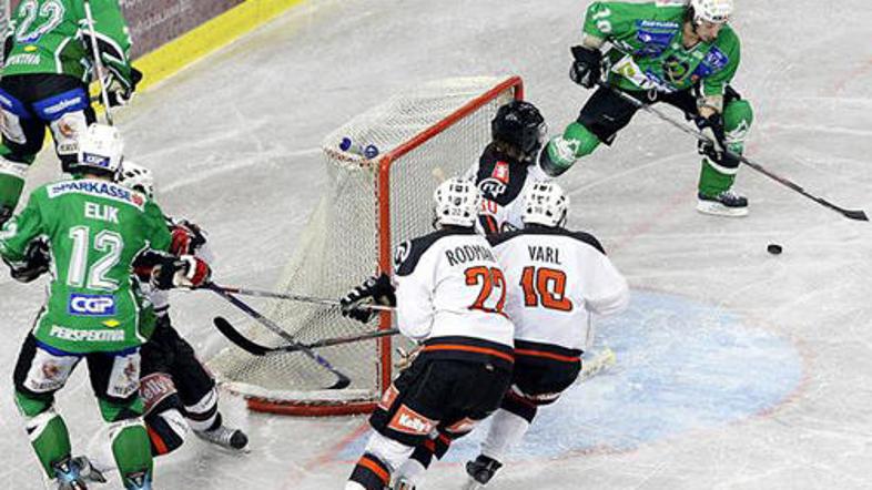 Todd Elik (skrajno levo) si je z dvema podajama prislužil naziv Žurnalovega igra