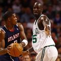 Joe Johnson (Atlanta Hawks) proti Kevinu Garnettu (Boston Celtics)