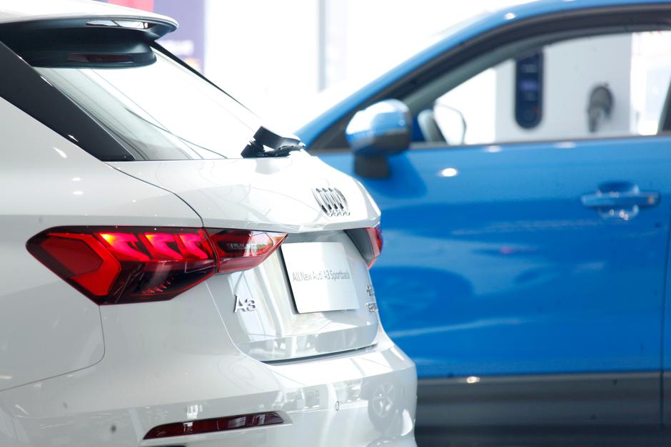 Prodaja nakup novih avtov parkiršče | Avtor: Profimedia