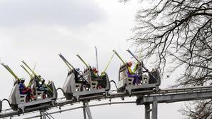 smučarji skakalci smuči vlečnica