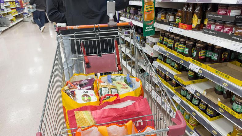 nakupovalni voziček poln hrane v trgovini