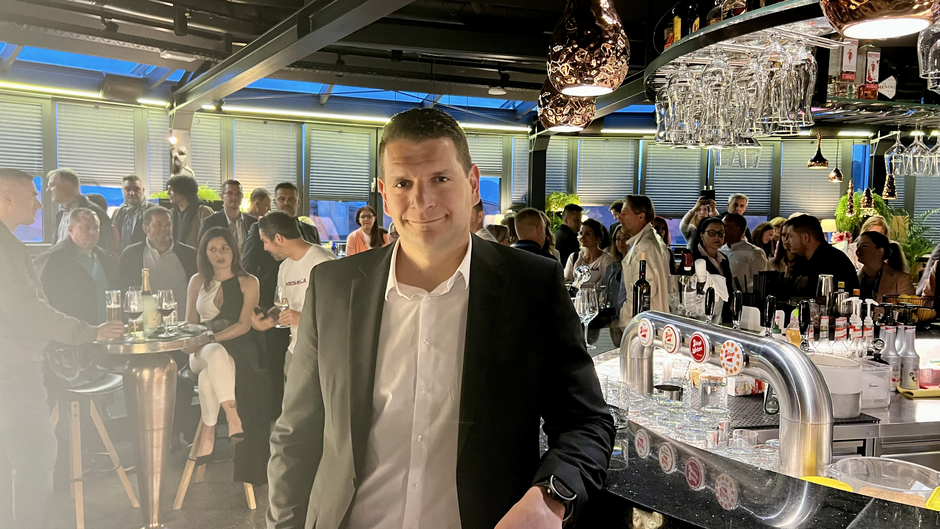 Štab Državljanskega gibanja Resni.ca in predsednik Zoran Stevanović | Avtor: Peter Šalamon