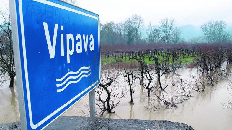 Vipava je včeraj popoldne že presegla bregove v okolici Dornberka in Prvačine, a