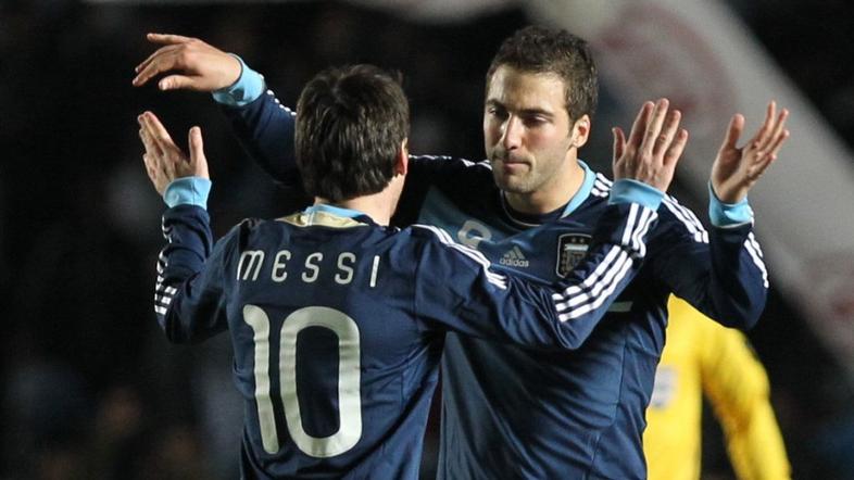 Gonzalo Higuain in Lionel Messi