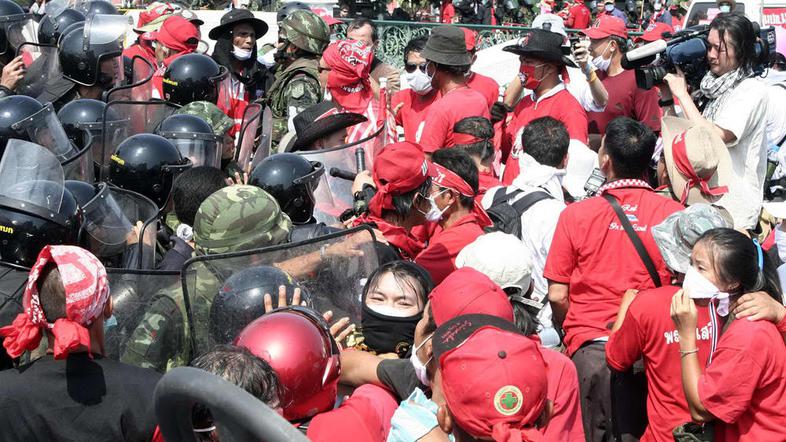 Število žrtev spopadov se je povzpelo na 20, več kot 800 ranjenih. (Foto: EPA)