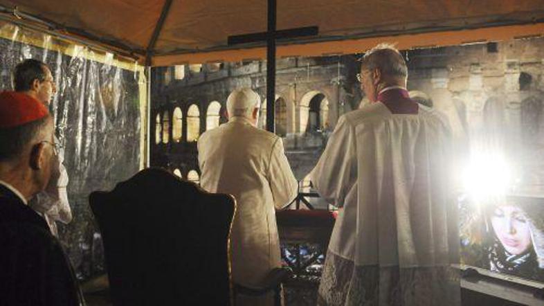 Vatikan se na razsodbo še ni odzval. Kot je pojasnil tiskovni predstavnik, moraj