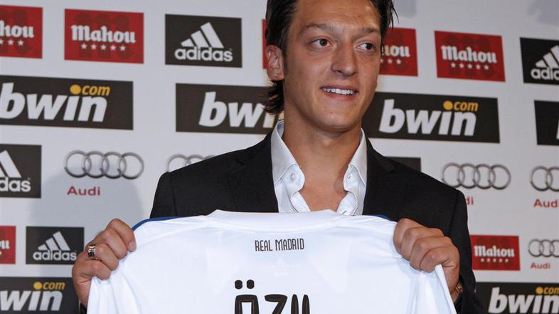 Özil Real Madrid podpis predstavitev dres novinarska