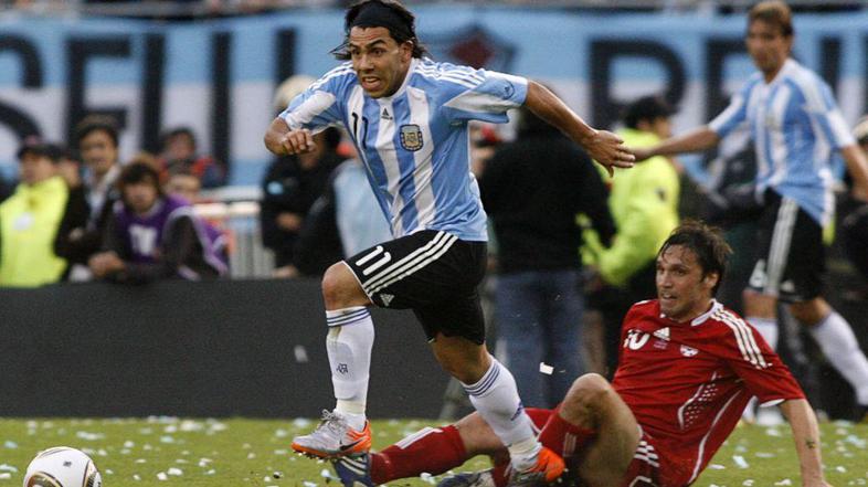 Carlos Tevez se bo moral zadovoljiti s svojim pravim priimkom na hrbtu. (Foto: R