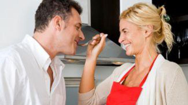 Še eno žličko za mamico, pa boš lahko pokosil travo okoli hiše.