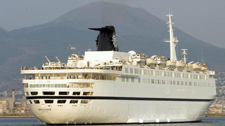 Šest piratov je napadlo ladjo Melody.