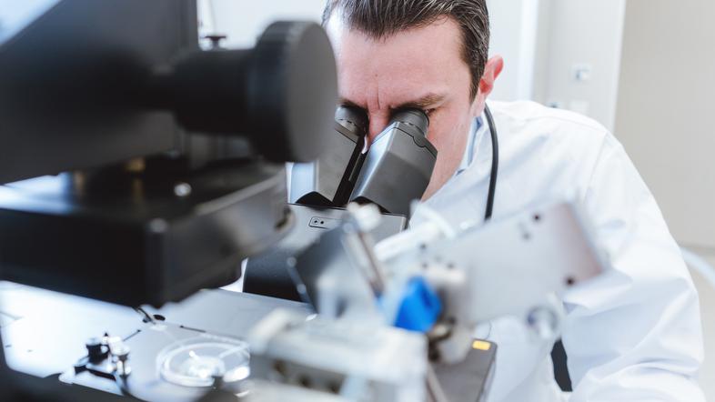 mikroskop znanstvenik laboratorij