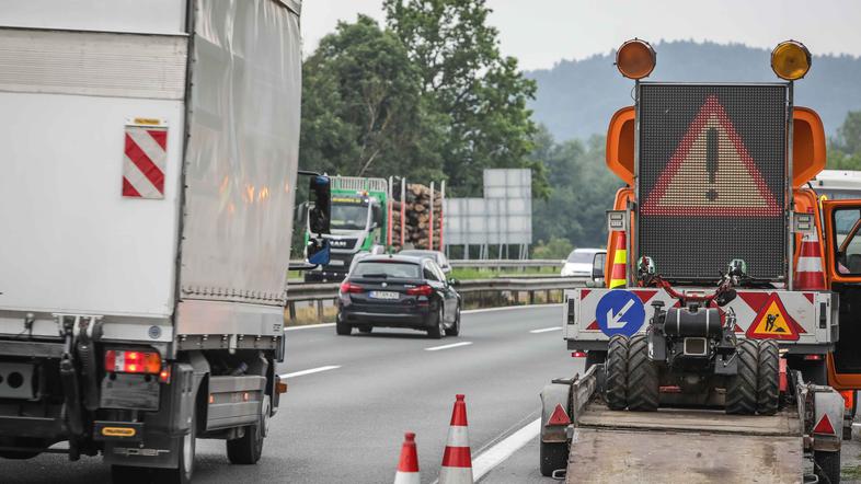 DARS kolona vrsta tabla gneča avtocesta
