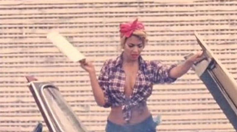 Očitno jezni stanovalec ni pevkin oboževalec, saj se bo z njo pomeril na sodišču