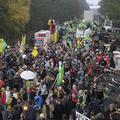 Po podatkih policije se je pri skladišču jedrskih odpadkov zbralo 14.500 protest