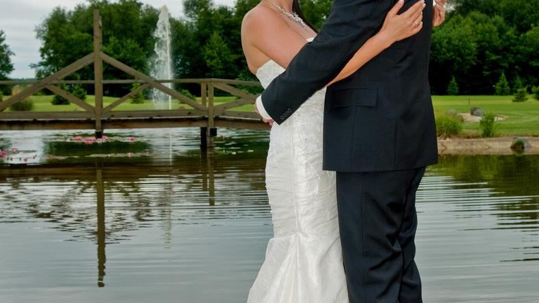 Činč in Doris nista pustila, da bi jima slabo vreme pokvarilo poroko. (Foto: Tad