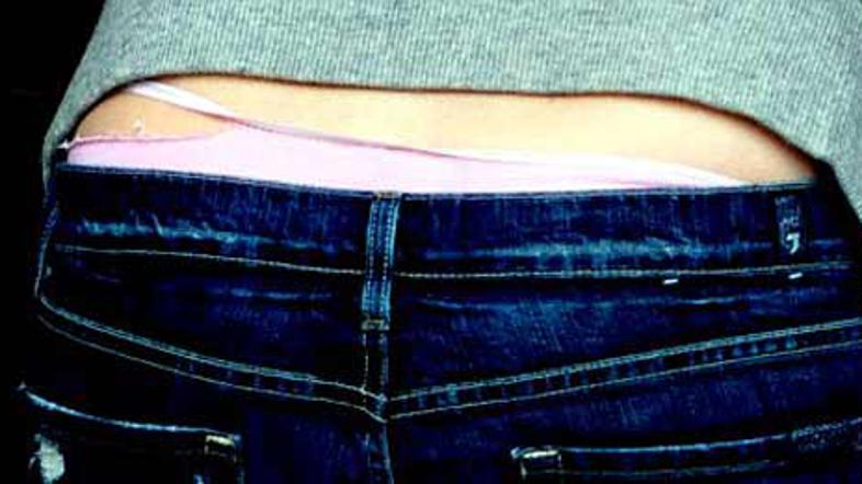 Spodnjice so se strgale, a Jennifer kot kaže to ne moti.