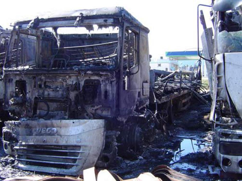 Policija še raziskuje, zakaj so tovornjaki zagoreli.