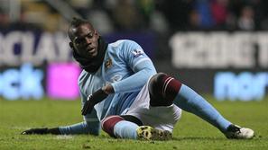 Balotelli kljub velikim količinam denarja ostaja "kralj ulice" ... (Foto: EPA)