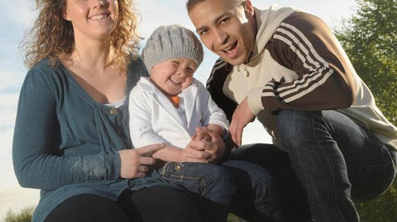 Starša z malo Teegan (Foto: Daily Mail)