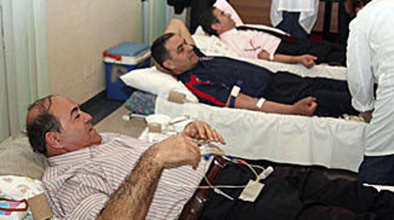 Ljudje darujejo kri, pomoč prihaja z vseh koncev.